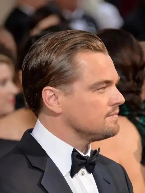 绝对就是英国的前足球明星大卫贝克汉姆,他的发型非常多变,不管是油头