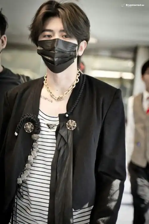 蔡徐坤锁骨纹身贴##蔡徐坤金色项链