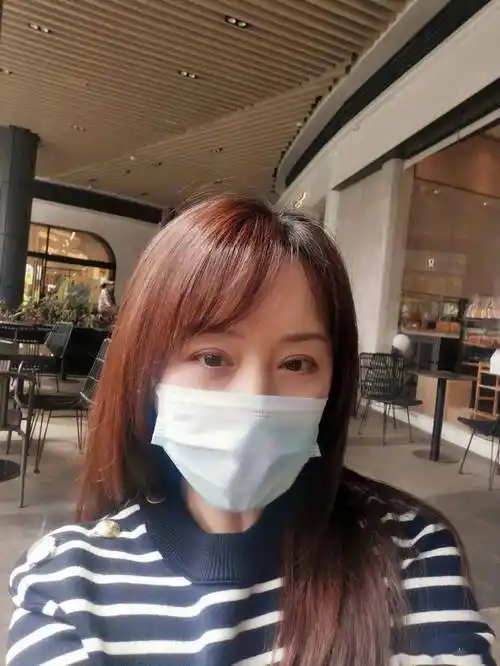 杨钰莹50岁还不见老穿条纹上衣减龄又甜美连素颜都这么秀丽