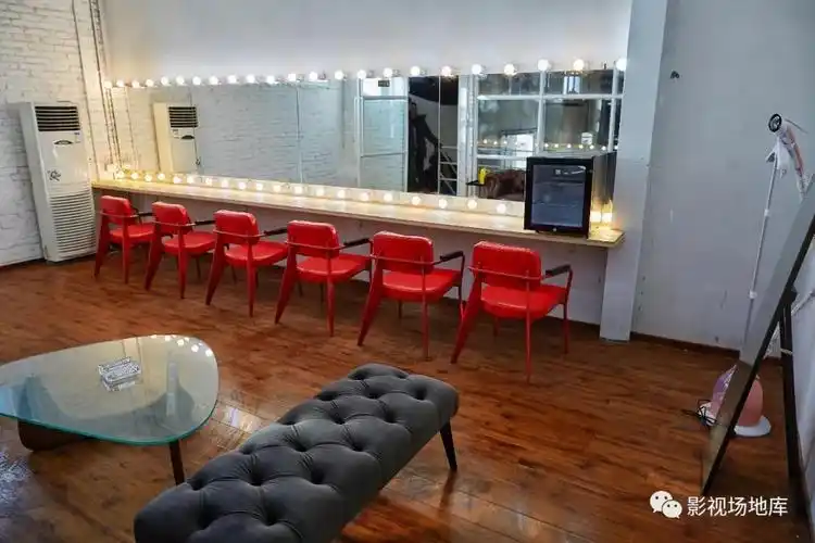 化妆间外立面6 x 6米白色平面无影墙基地设施齐全,欢迎各大剧组前来