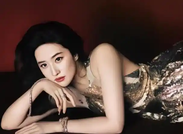 刘亦菲:美照曝光身穿红色长裙,凸显淑女气质32岁依然是神仙姐姐