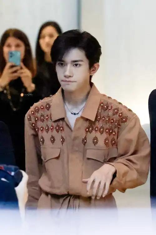 外媒镜头下的易烊千玺生图