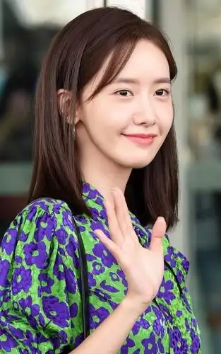 林允儿甜美现身,28岁的印花裙穿成18岁,转身后满满的性感女人味