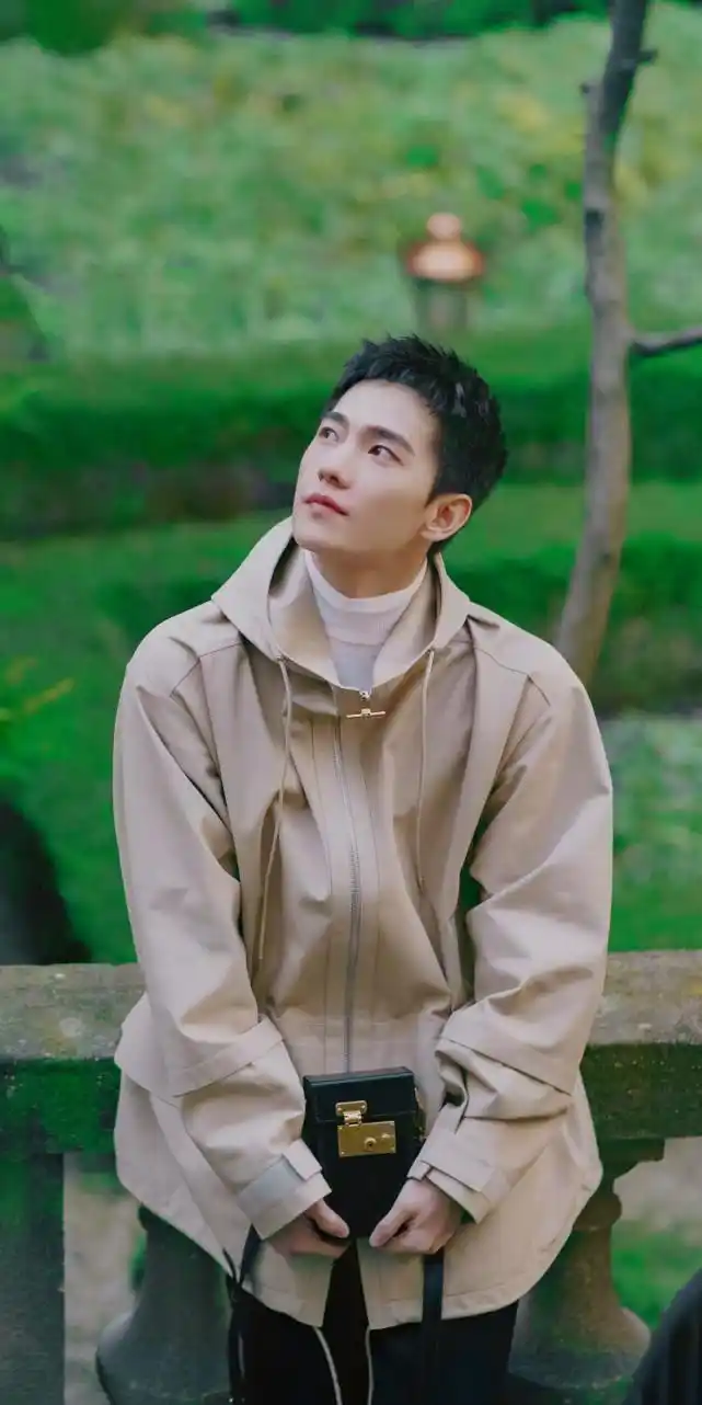 杨洋《元气满满的哥哥》饭拍咩咩这墨镜一戴,真的是帅上加帅啊