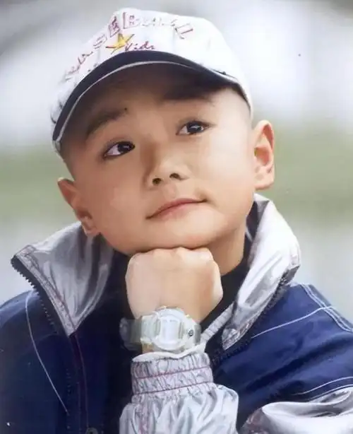 出道那会,别人不是演男女主小时候,就是演主角的孩子,可曹骏的小和尚