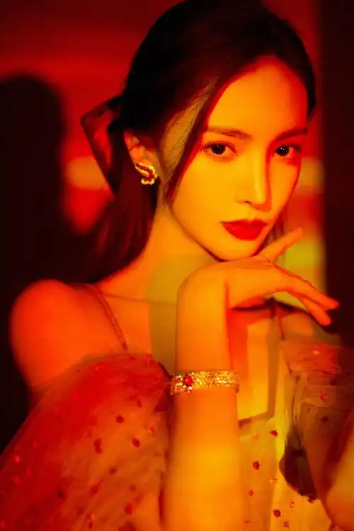 30 金晨】叮咚!@金晨 出席江苏卫视一千零一夜晚会美图来袭!