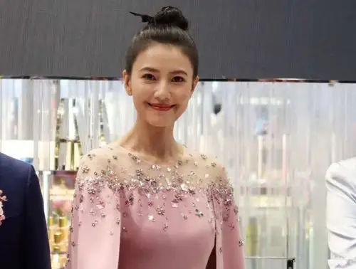 高圆圆身穿粉色披风还扎起丸子头41岁的人像21岁