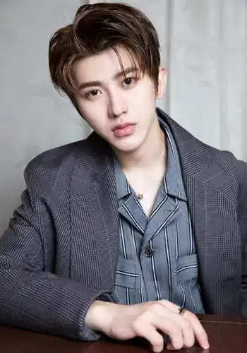 被蔡徐坤的中分发型迷倒!一直被模仿从未被超越,不愧是偶像!