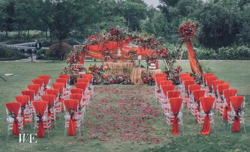 户外草坪婚礼婚礼布置