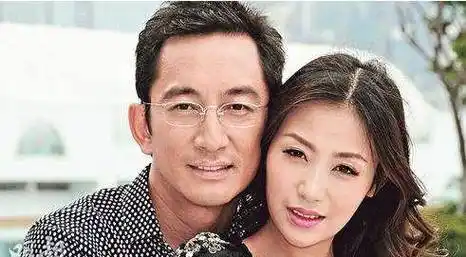 43岁娶小21岁娇妻,7年败光上亿家产,今带女儿住出租屋_吴启华_妻子