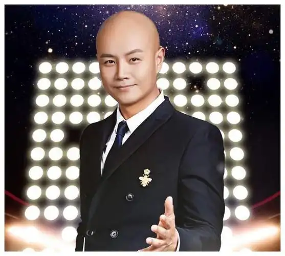 主持人乐嘉近况曝光,身穿白色t恤剃着光头,曾在《非诚勿扰》耍酒疯