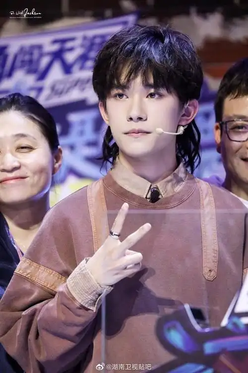 易烊千玺可爱剪刀手系列合集 小烊真的是从小可爱到大