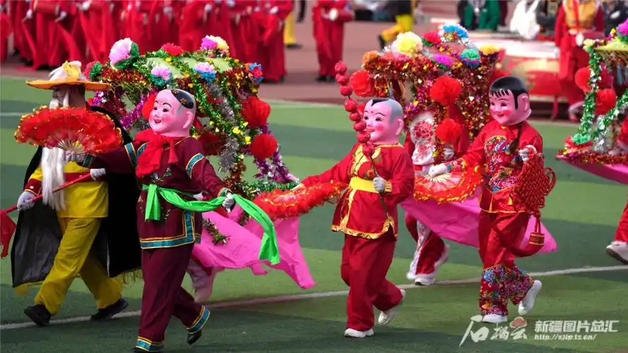 购年货贴窗花看村晚社火表演品味中国年