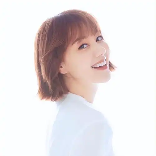 央视主持人王冠:才貌双全,被母亲催婚13年,39岁依然未婚