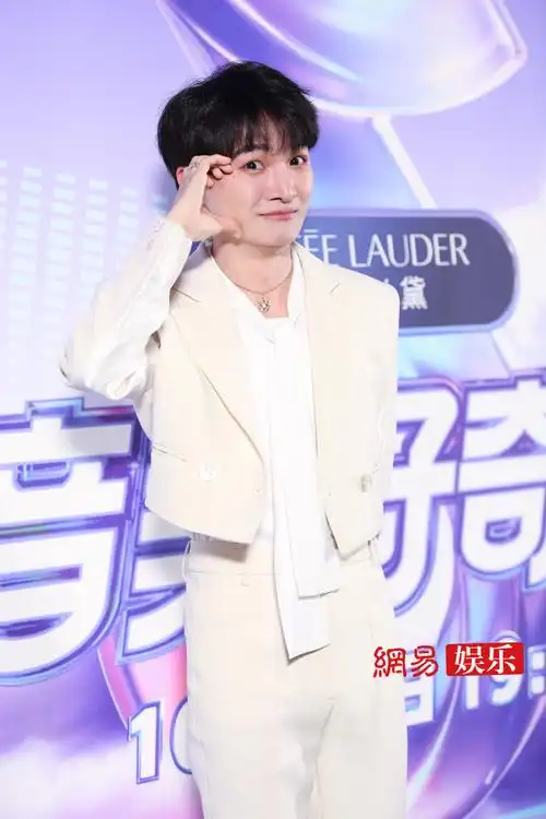 周深打招呼把戒指甩飞了##周深被要求比心说我没有心