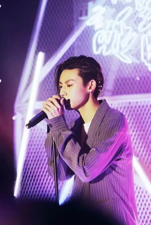 如何评价小鬼王琳凯的长相