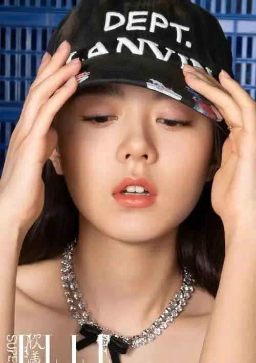 赵今麦灰色亮片斜肩上衣灵动可人