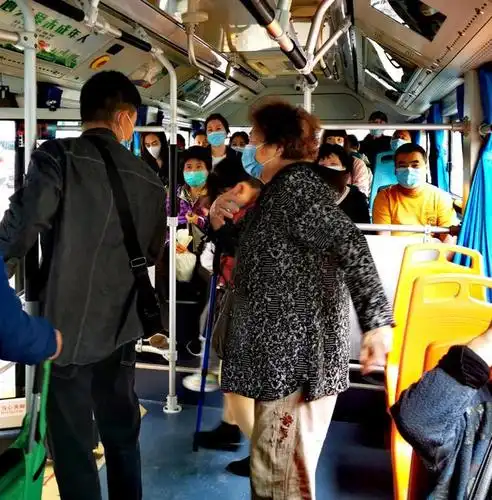 爱心感人的公交车上