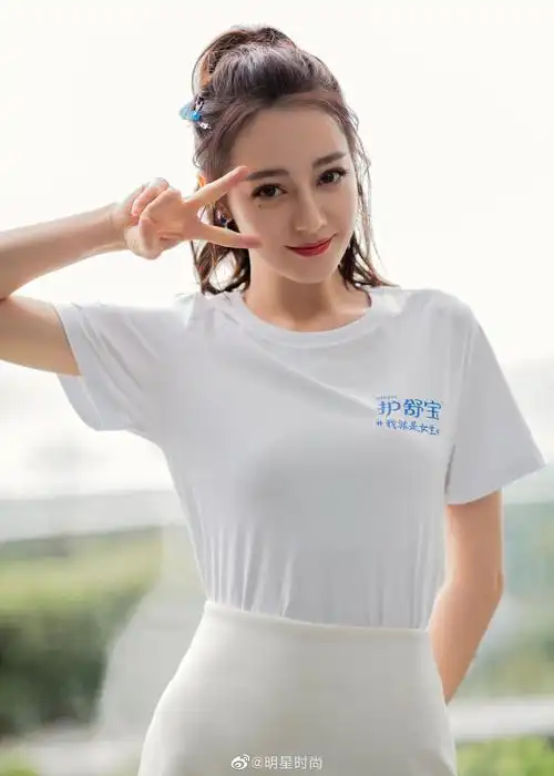迪丽热巴最新造型,她身着白t搭配水钻花朵流苏短裙