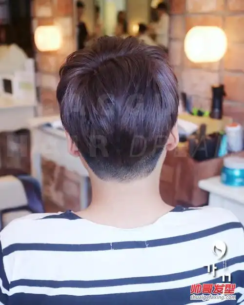 萌系男生锅盖头设计 可爱型男学生波波头发型图片