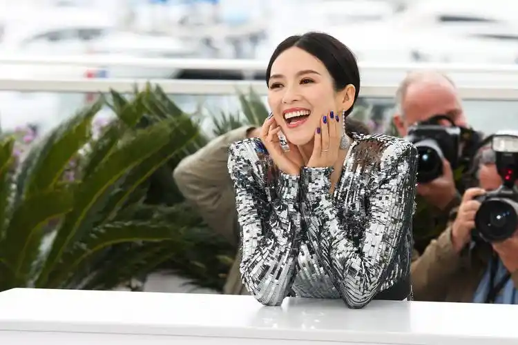 45岁章子怡离婚后杀回戛纳!薄纱肚兜抹胸露背,姐姐每次搞事业的样子都