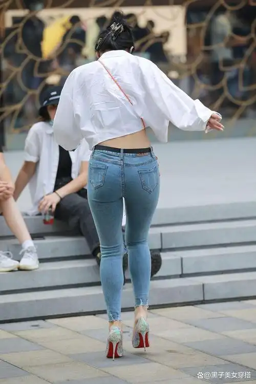 微胖的女人穿搭紧身牛仔裤,简约休闲又时尚