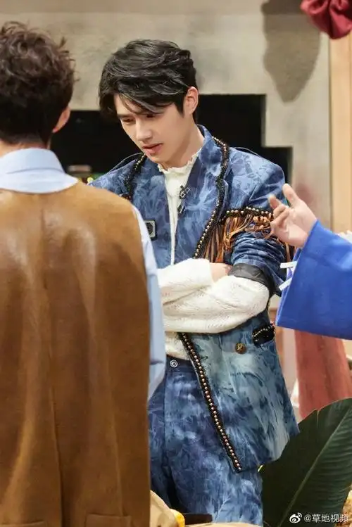 刘昊然大侦探白色挑染造型#刘昊然《大侦探》剧照有,是白色挑染孕型