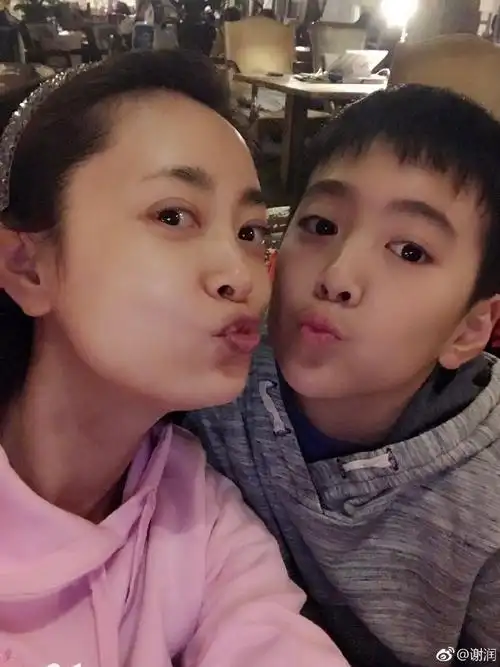 27岁是她最美的时候,小4岁老公也是演员,儿子颜值比他们高