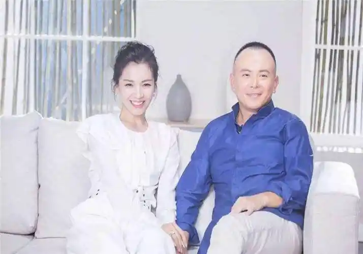 刘涛和丈夫王珂感情不合?正主亲自出面打假,夫妻二人恩爱如初.
