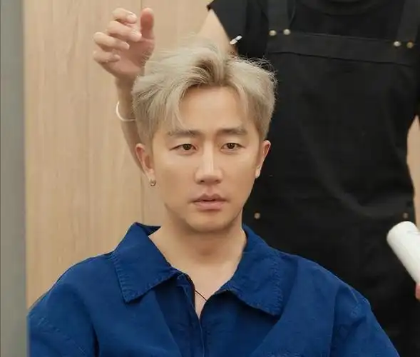 不拍戏就消失38岁的黄轩已经走上了男演员的另一条大道