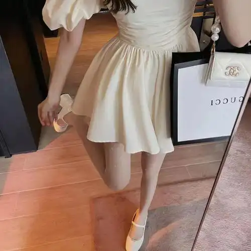 纯欲两穿法式泡泡袖连衣裙收腰一字露肩收腰蓬蓬短裙小个度假裙夏