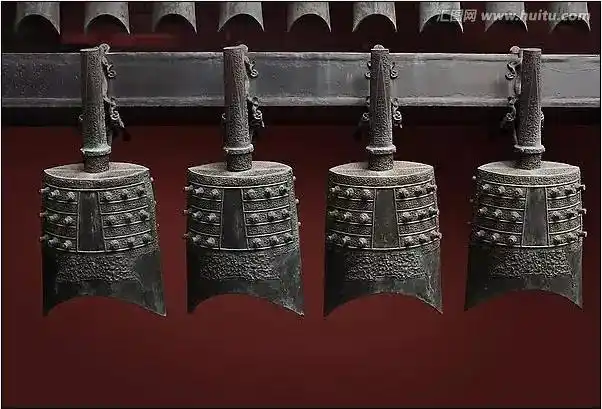 37,磬,    古代打击乐器,形状像曲尺,用玉,石制成,可悬挂,可赏可