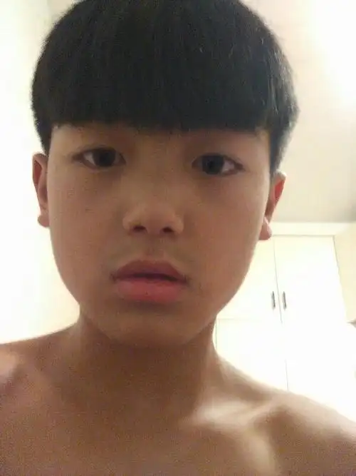 这男的帅吗,他才初一长大后会变丑吗?