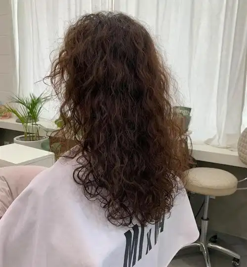 五六十岁的女人别乱烫发,这几种卷发好看又接地气,减龄又显气质