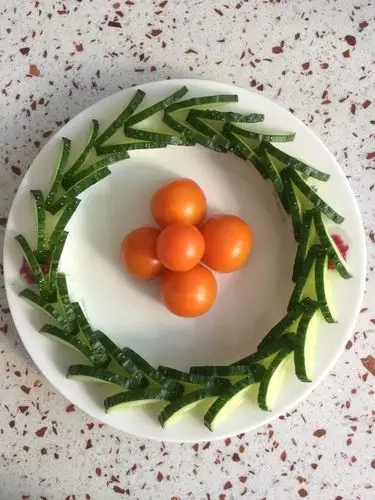 莲芯雅乐做的黄瓜胡萝卜版的【一条龙】盘饰