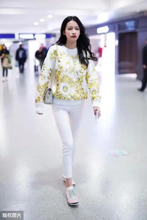 白色系孙怡真迷人一字肩上衣配镂空裙初恋脸真甜美