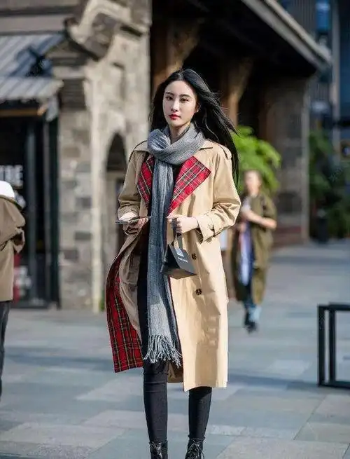 风衣别单穿了今年流行这几种穿法让你既有时尚感又有女人味