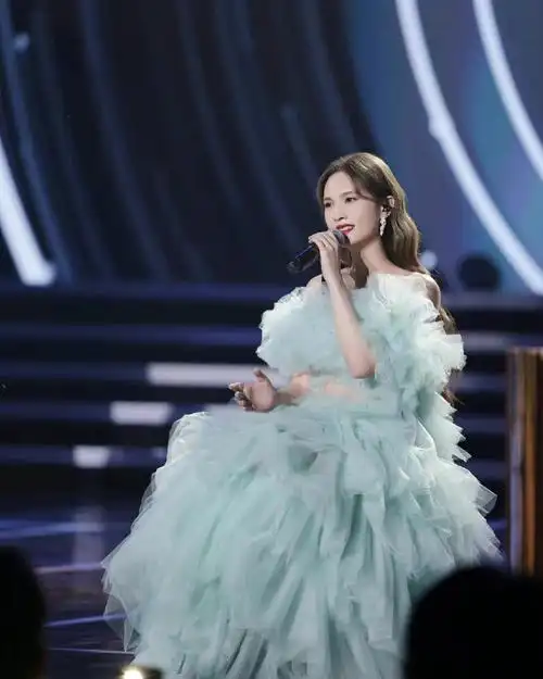 杨丞琳身穿verawanghaute成衣唱年轮说