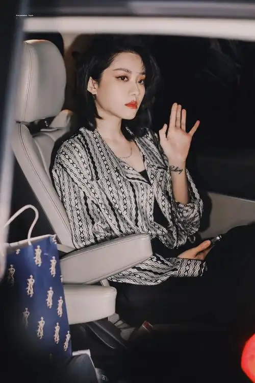 喻言活动下班造型有点狂野冰山脸不苟言笑发型有点凌乱美