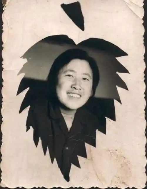 来一组老妈年轻时候的老照片,很是漂亮,一头长发,笑的也很甜美.