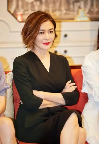 57岁关之琳是真女神蕾丝吊带配西装很高调中分短发超减龄