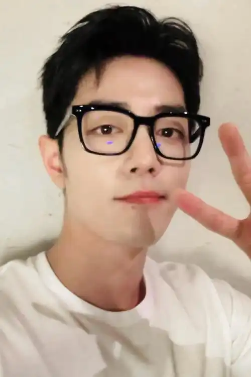 live自拍图#92#肖战微博视界大会#97 709915黑框和剪刀手