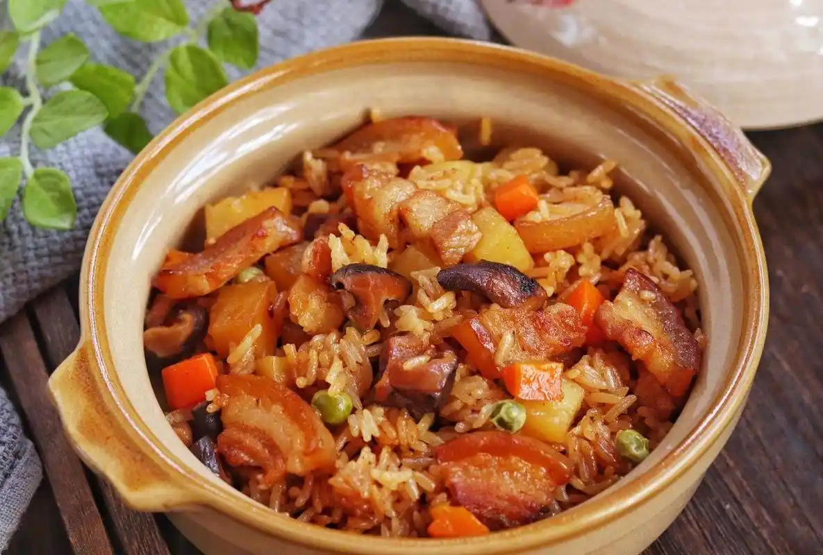 土豆五花肉焖饭,土豆绵绵软软,很好吃哦