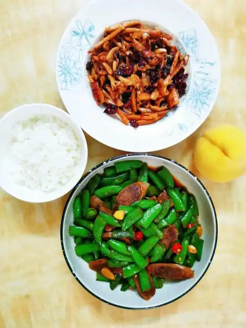 一人晚餐甜豆炒腊肠烧烤味红烧鱿鱼丝