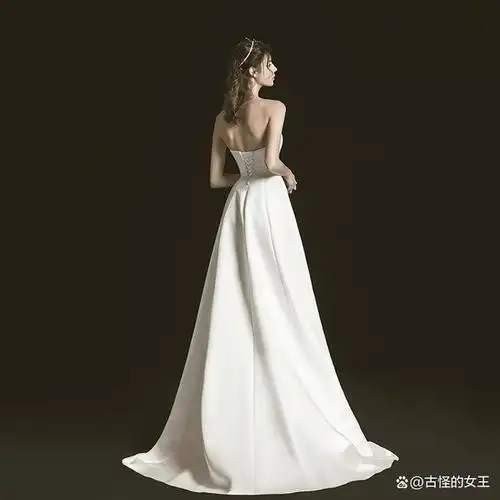 白色晚礼服是一种经典的时尚款式,适合出席正式的场合.