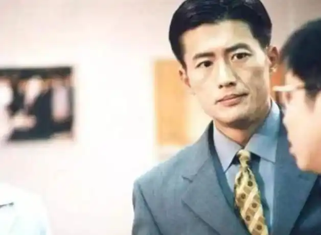 年轻时的高曙光长相非常帅气,一头浓密的头发,方正的国字脸,让高曙光