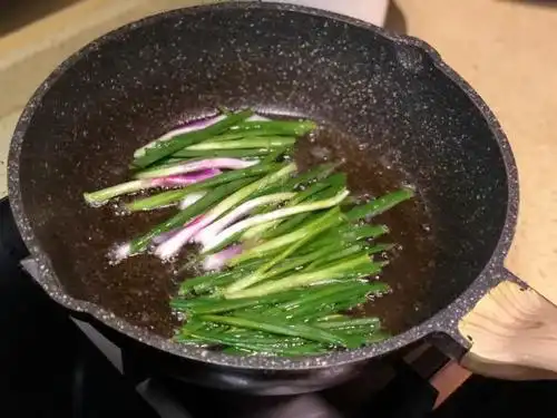 做葱油拌面时,只要掌握好熬制葱油的技巧,劲道好吃,顺滑爽口
