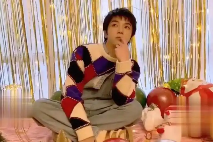 华晨宇化妆间内吸烟被拍拿烟姿势娴熟老练