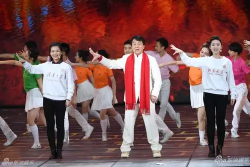 2017央视春晚:胡歌王凯变红黑组合 tfboys喜气