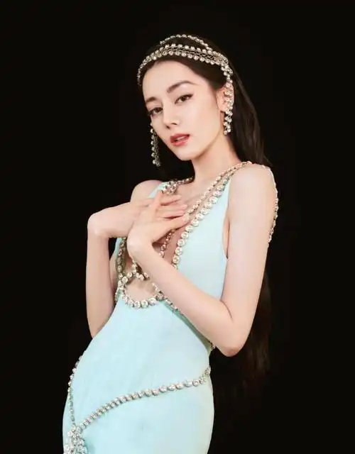 迪丽热巴,这个名字已经不仅仅是一个演员,而是一个时尚的代名词.